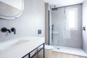 Shower, free toiletries, hair dryer, towels - Alora Apartamentos Mérida (Mérida)