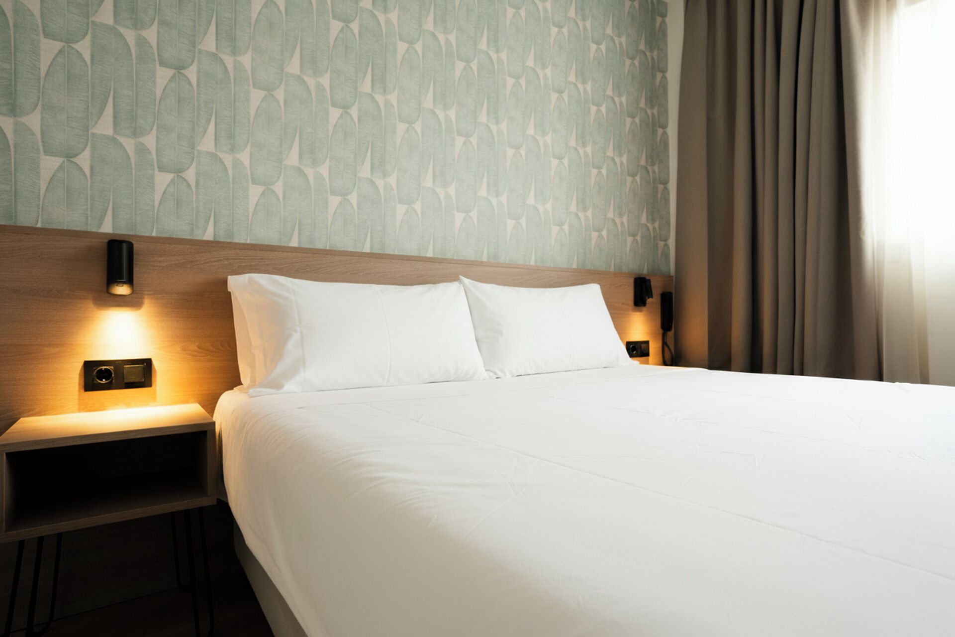 Caja de seguridad en la habitación y tabla de planchar con plancha 