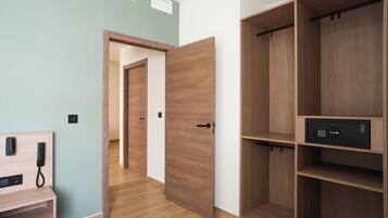 Caja de seguridad en la habitación y tabla de planchar con plancha