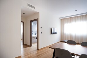 Căn hộ, 2 phòng ngủ, trang thiết bị hỗ trợ người có khó khăn khi di chuyển | Khu phòng khách | Smart TV 