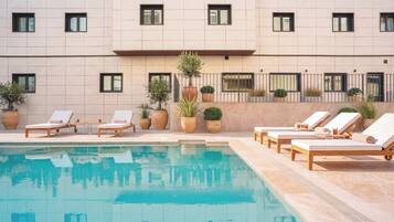 Hồ bơi ngoài trời