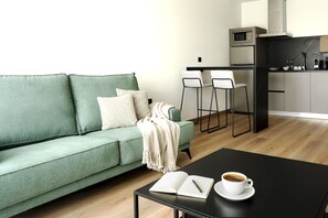 Leilighet, 1 soverom, balkong | Oppholdsområde | Smart-TV