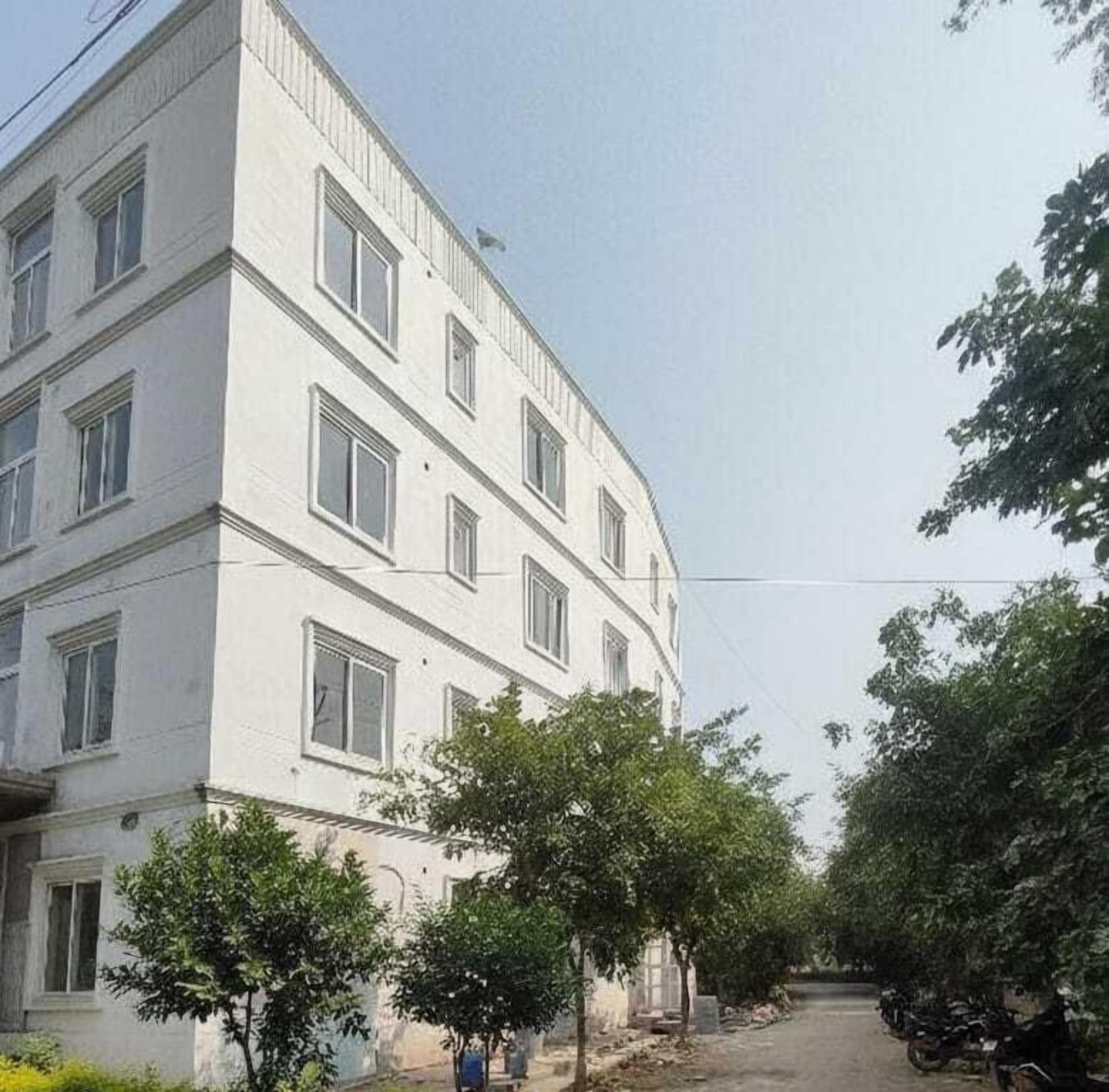 Vista frontal de la propiedad