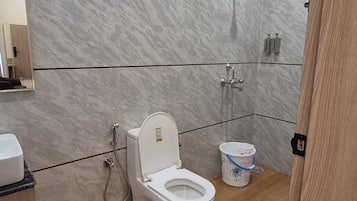Executive Double Room, 1 Double Bed | Bathroom | Shower, towels, soap, shampoo