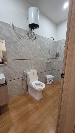 Executive tweepersoonskamer, 1 tweepersoonsbed | Badkamer | Een douche, handdoeken, zeep, shampoo