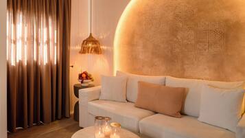 Suite romántica, vista al mar | Área de sala de estar | Smart TV de 32 pulgadas con canales vía satélite