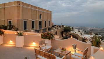 Caja de seguridad en la habitación y tabla de planchar con plancha