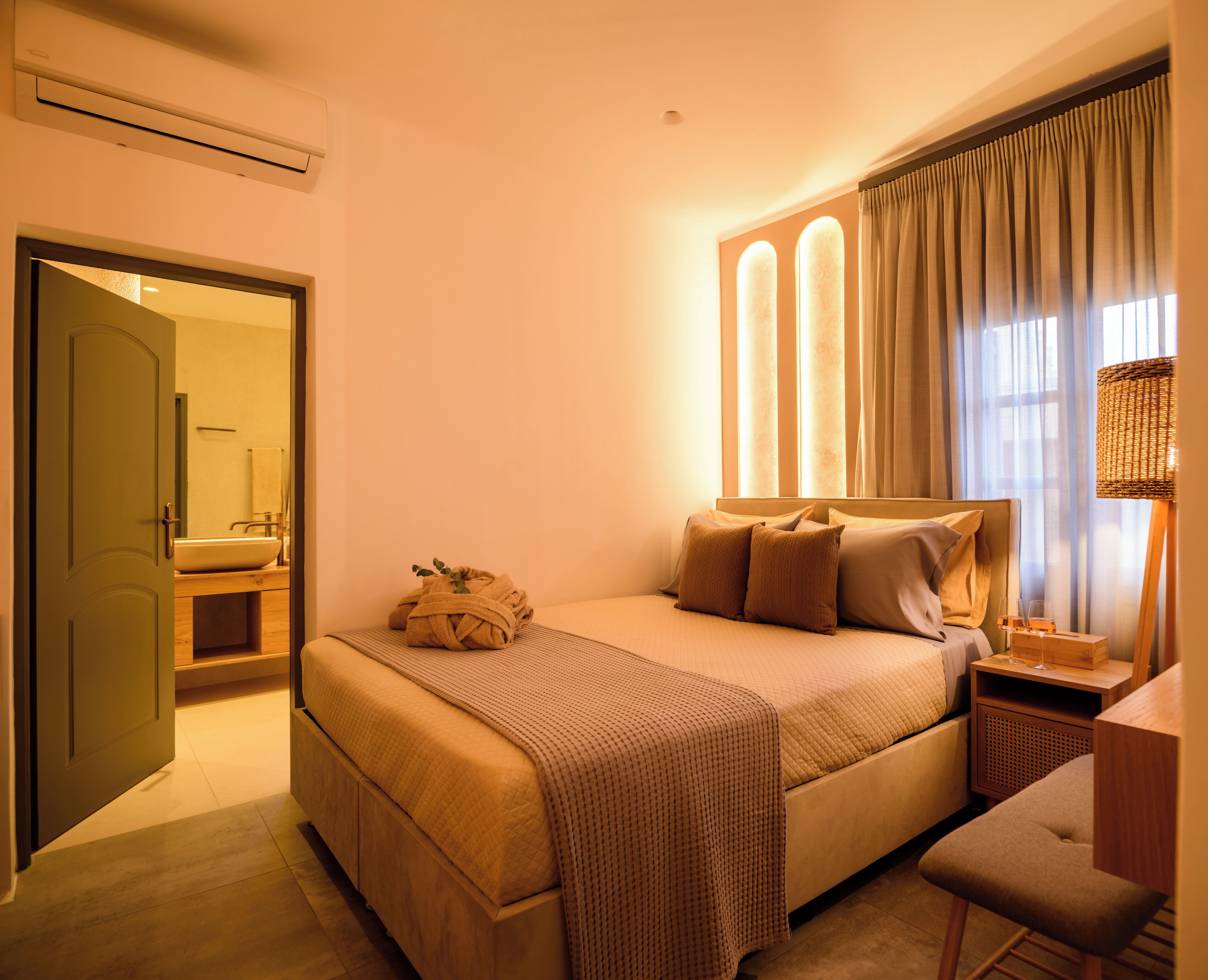 Suite romántica, vista al mar | Caja de seguridad en la habitación y tabla de planchar con plancha 