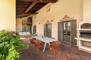 Outdoor dining - Padronale. (Iseo)