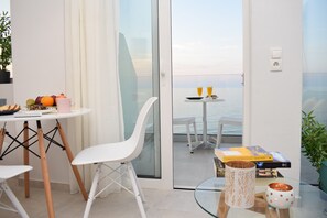 Outdoor dining - Seaside Palette Apartments - Green Suite, Seafront (Rethymno)