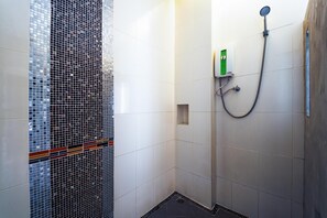 Villa, plusieurs chambres, piscine privée, vue jardin | Salle de bain | Douche, sèche-cheveux, serviettes fournies, papier toilette