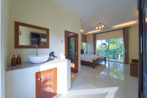 Villa, flere soverom, privat basseng, hageutsikt | Blendingsgardiner, strykejern/-brett, wi-fi (inkludert) og sengetøy