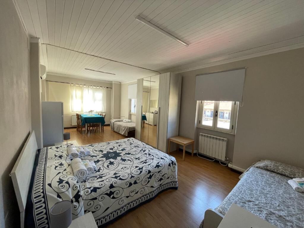 Escritorio, wifi gratis y ropa de cama 