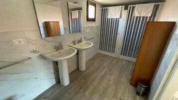 Vierbettzimmer | Badezimmer