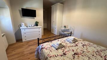 Camera doppia | Una scrivania, Wi-Fi gratuito, lenzuola