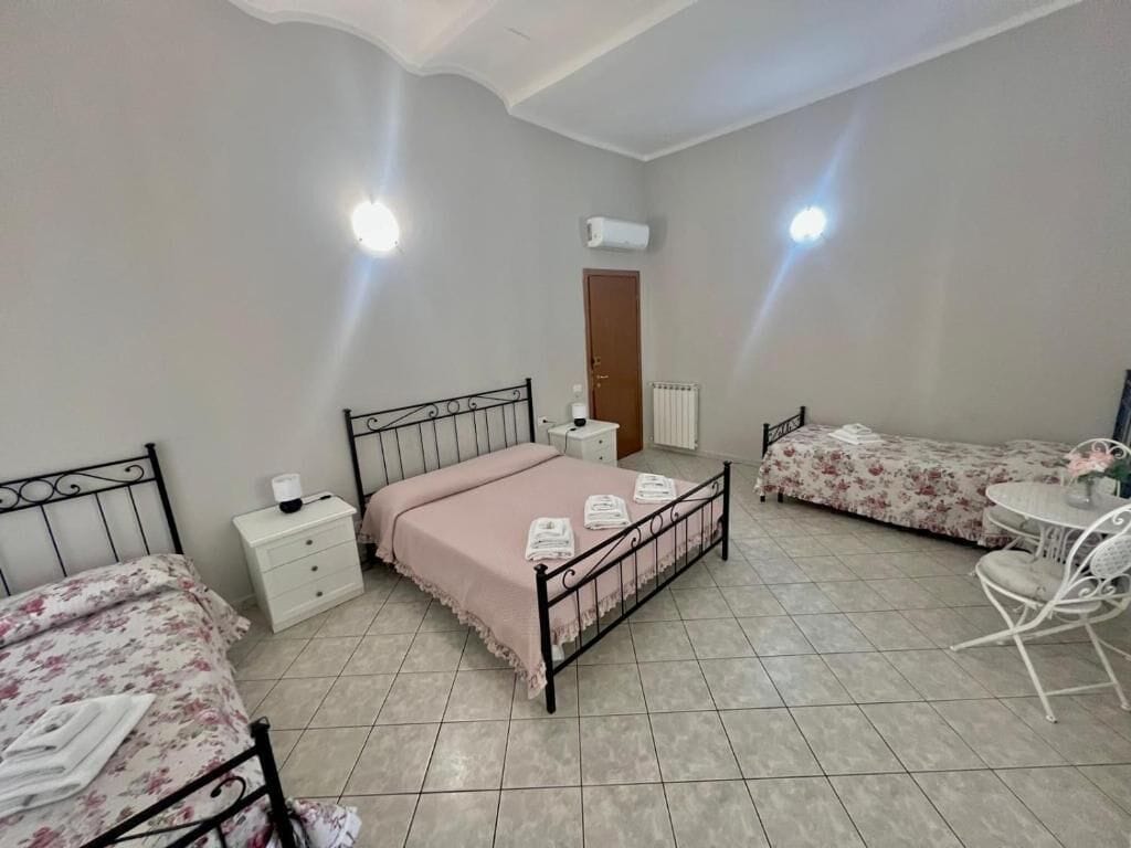 Une chambre à coucher comprenant un lit, une table de chevet, une chaise et une petite table.