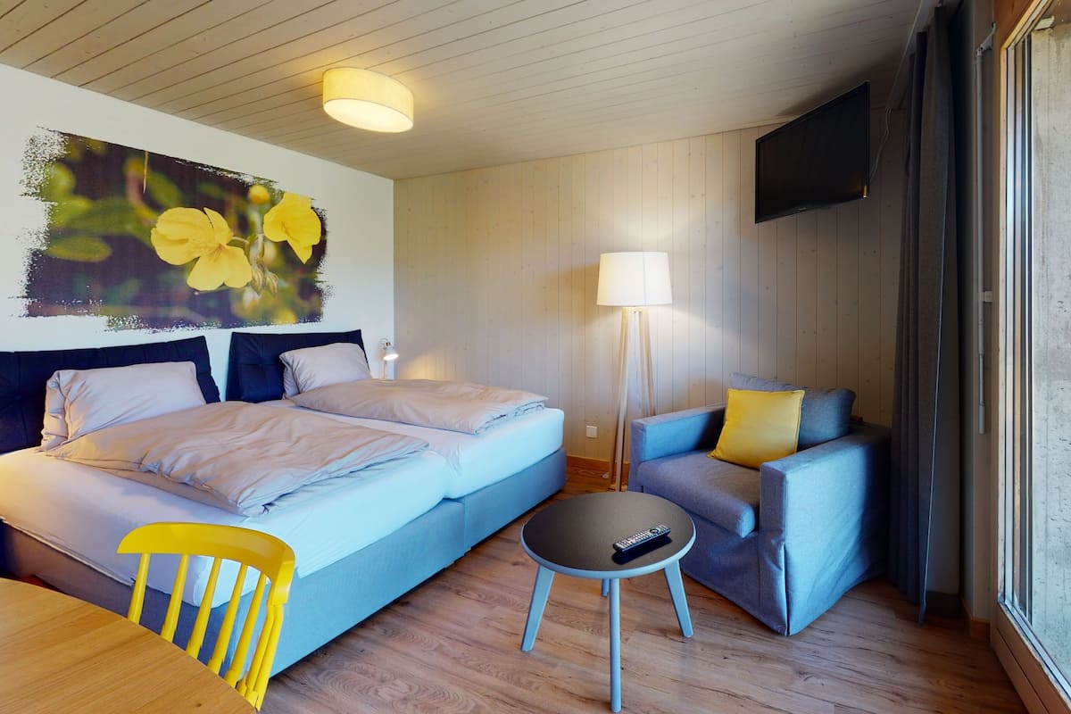 واي فاي مجانًا وملاءات أسرّة