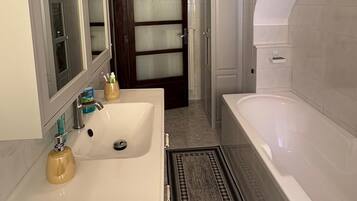 Dusj, hårføner, bidé og håndklær