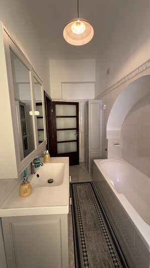 Douche, sèche-cheveux, bidet, serviettes fournies
