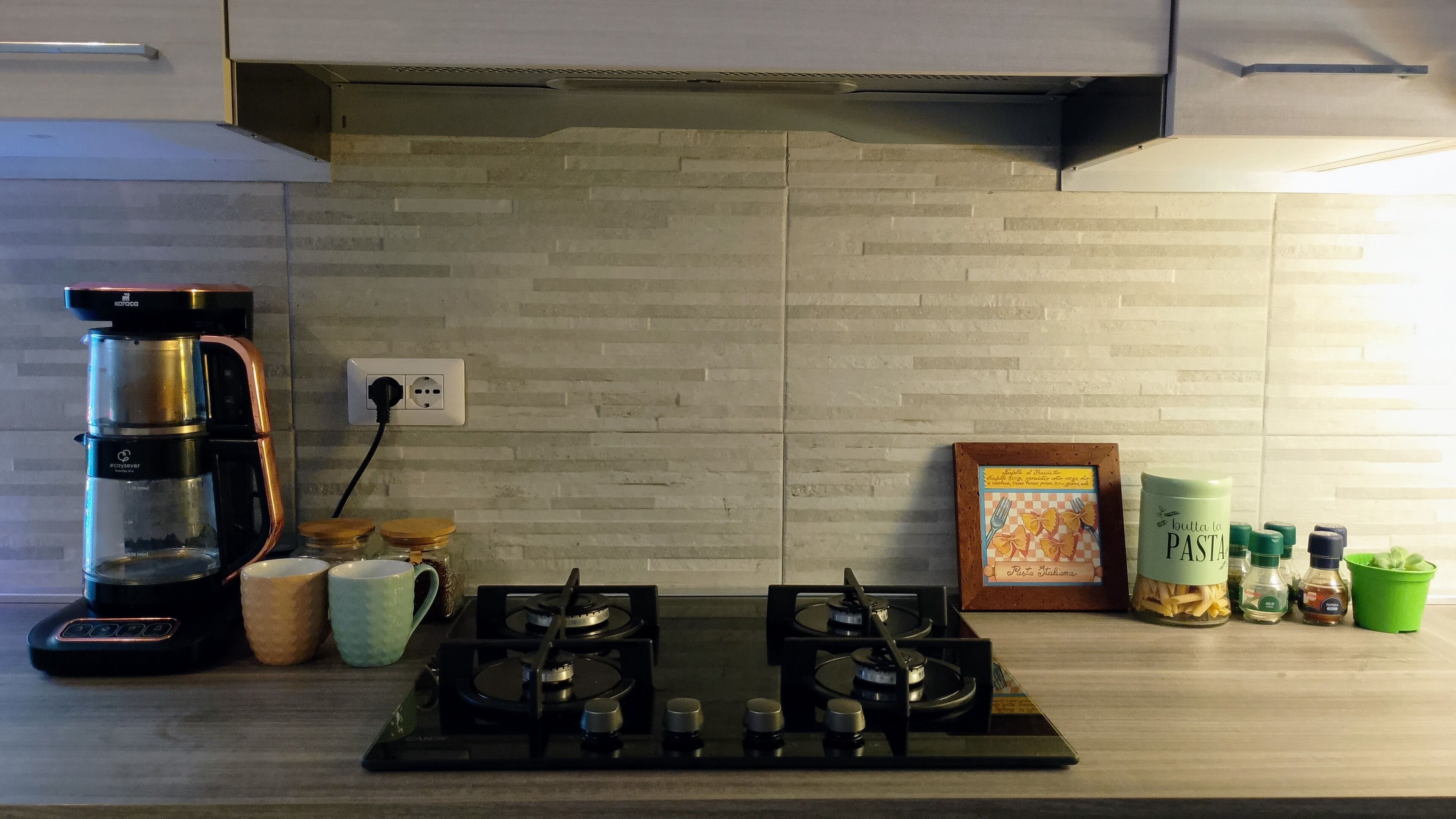 Mikroaaltouuni, uuni, liesi, astianpesukone