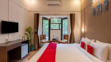 Family Apartment | Desk, free WiFi