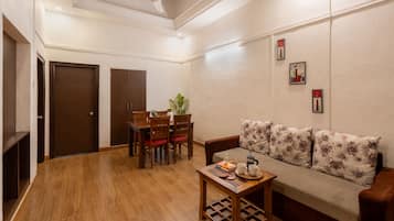 Family Apartment | Desk, free WiFi