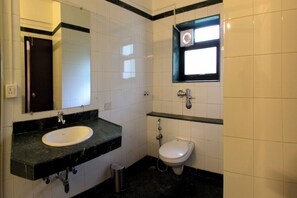 Phòng Deluxe, ban công | Phòng tắm | Bồn tắm và buồng tắm vòi sen riêng, đồ dùng nhà tắm miễn phí 