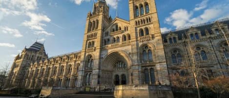 Um edifício grande e histórico, com duas torres imponentes e uma entrada central em arco.