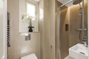 Een douche, een haardroger, handdoeken