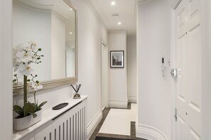 Interior - 5★ Kensington Apartment | Chic, Spacious, Prime Location (London)