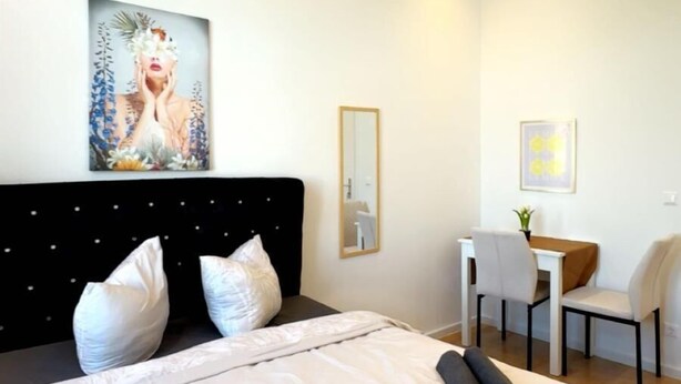 Een hotelkamer met een bed, een bureau en een stoel.