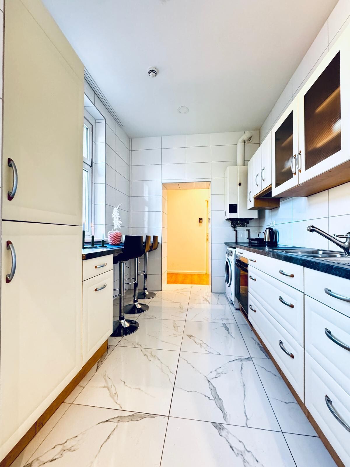 Basic Apartment | Private kitchen | Fridge, microwave, stovetop, cookware/dishes/utensils