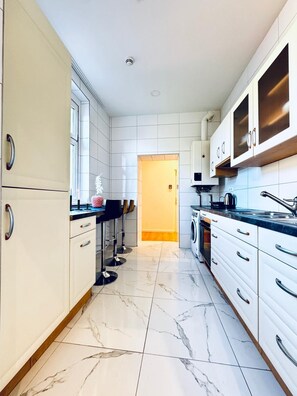 Basic Apartment | Private kitchen | Fridge, microwave, stovetop, cookware/dishes/utensils