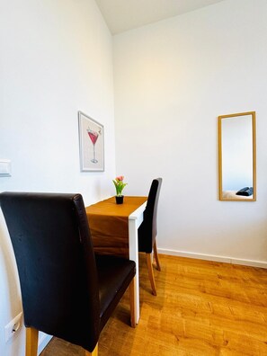 Basic Apartment | Iron/ironing board