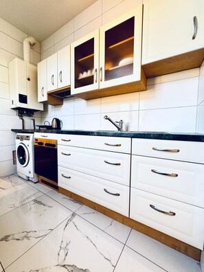 Basic Apartment | Private kitchen | Fridge, microwave, stovetop, cookware/dishes/utensils