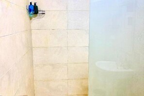 Dusche, Haartrockner, Bidet, Handtücher