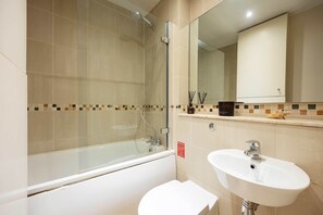 Shower, hair dryer, towels - Little Lancaster, by Veeve (London)