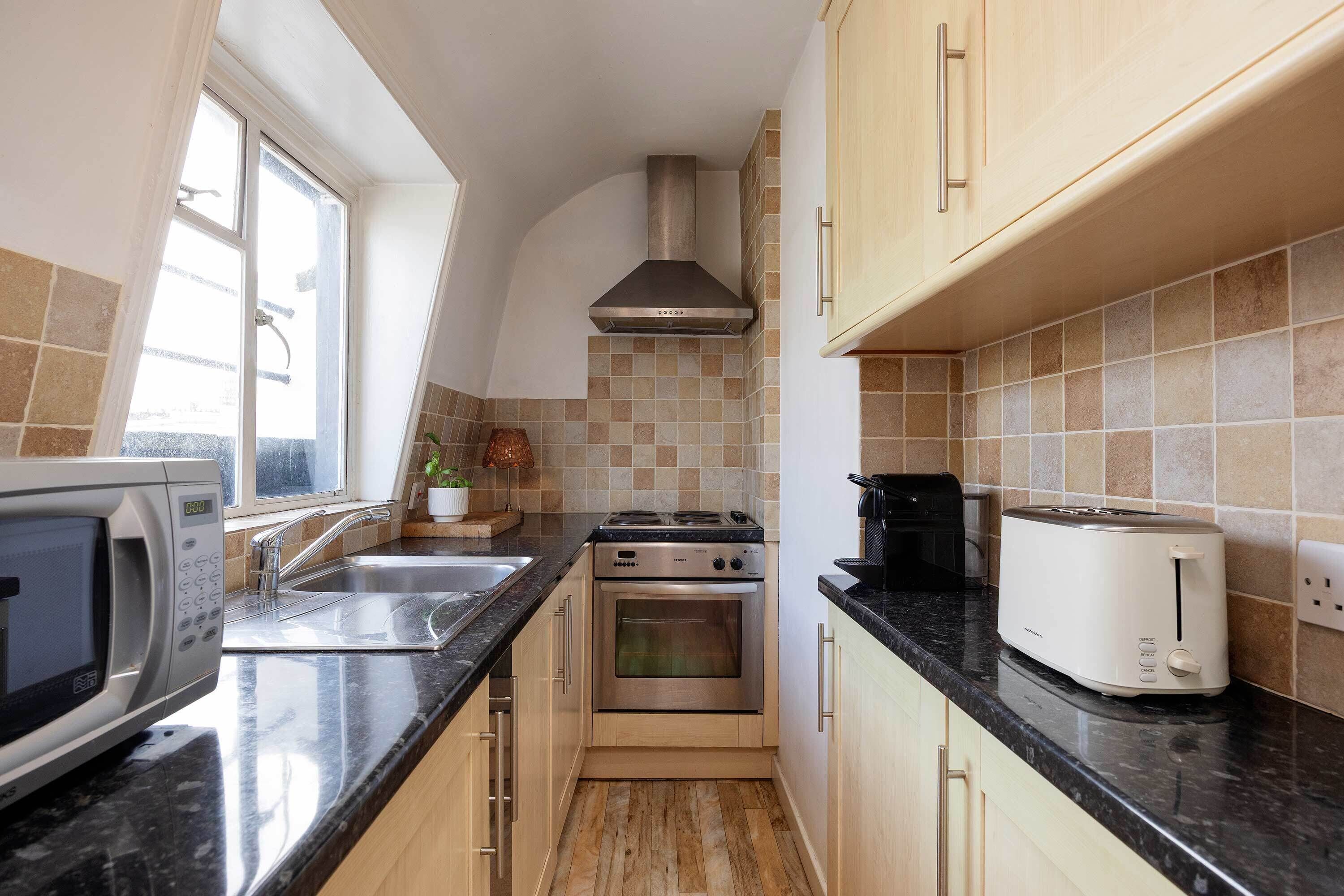 冷蔵庫、電子レンジ、トースター、調理器具と食器