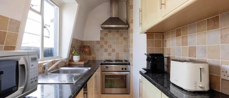 Réfrigérateur, micro-ondes, grille-pain