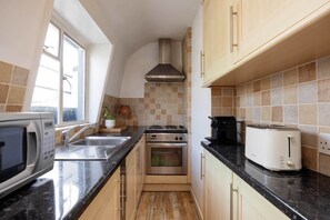 Fridge, microwave, toaster, cookware/dishes/utensils - Little Lancaster, by Veeve (London)