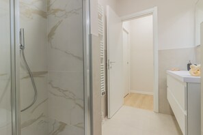 Regadera, secadora de cabello, bidet, toallas 