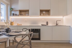 Fridge, microwave, oven, dishwasher - The Paraguays by Varenna Holidays (Bellano)