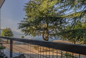 Property grounds - The Paraguays by Varenna Holidays (Bellano)