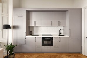 Kühlschrank, Mikrowelle, Ofen, Herdplatte