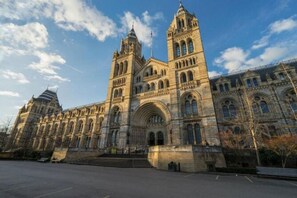 Ein großes, historisches Gebäude mit zwei markanten Türmen und einem zentralen Bogenportal.