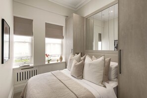 2 Schlafzimmer, Schreibtisch, Bügeleisen/Bügelbrett, Reisekinderbett