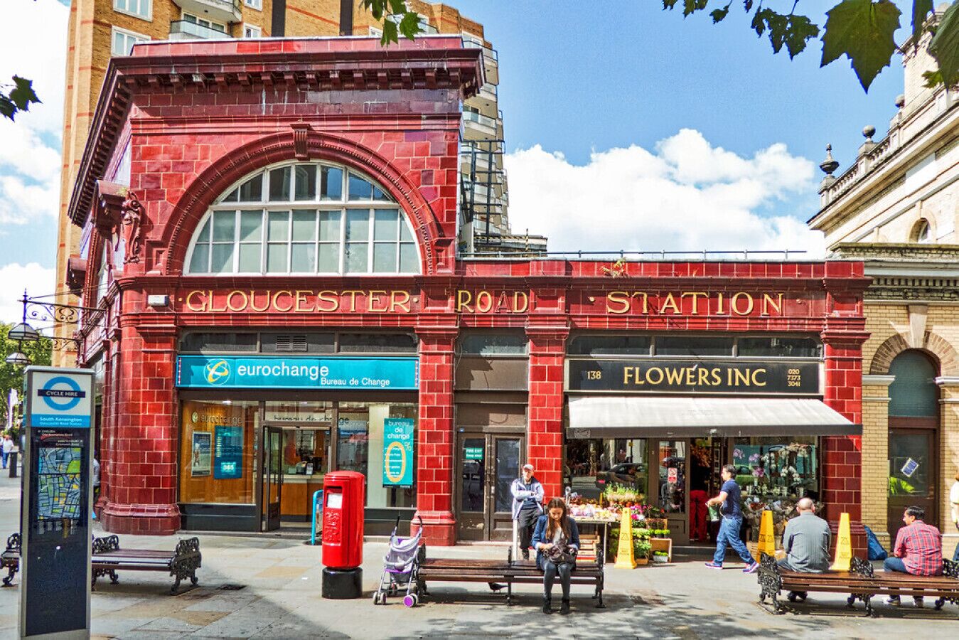 Gloucester Road Station met Eurochange en Flowers Inc.
