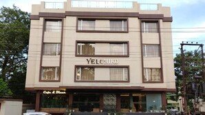 A building with a sign reading "YELCHIKO" and "Cafe & Diner" at the entrance. - Hotel yelchiko (Varanasi)