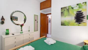 2 bedrooms, iron/ironing board, WiFi, bed sheets