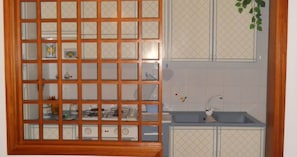 Frigorifero, forno, piano cottura, seggiolone